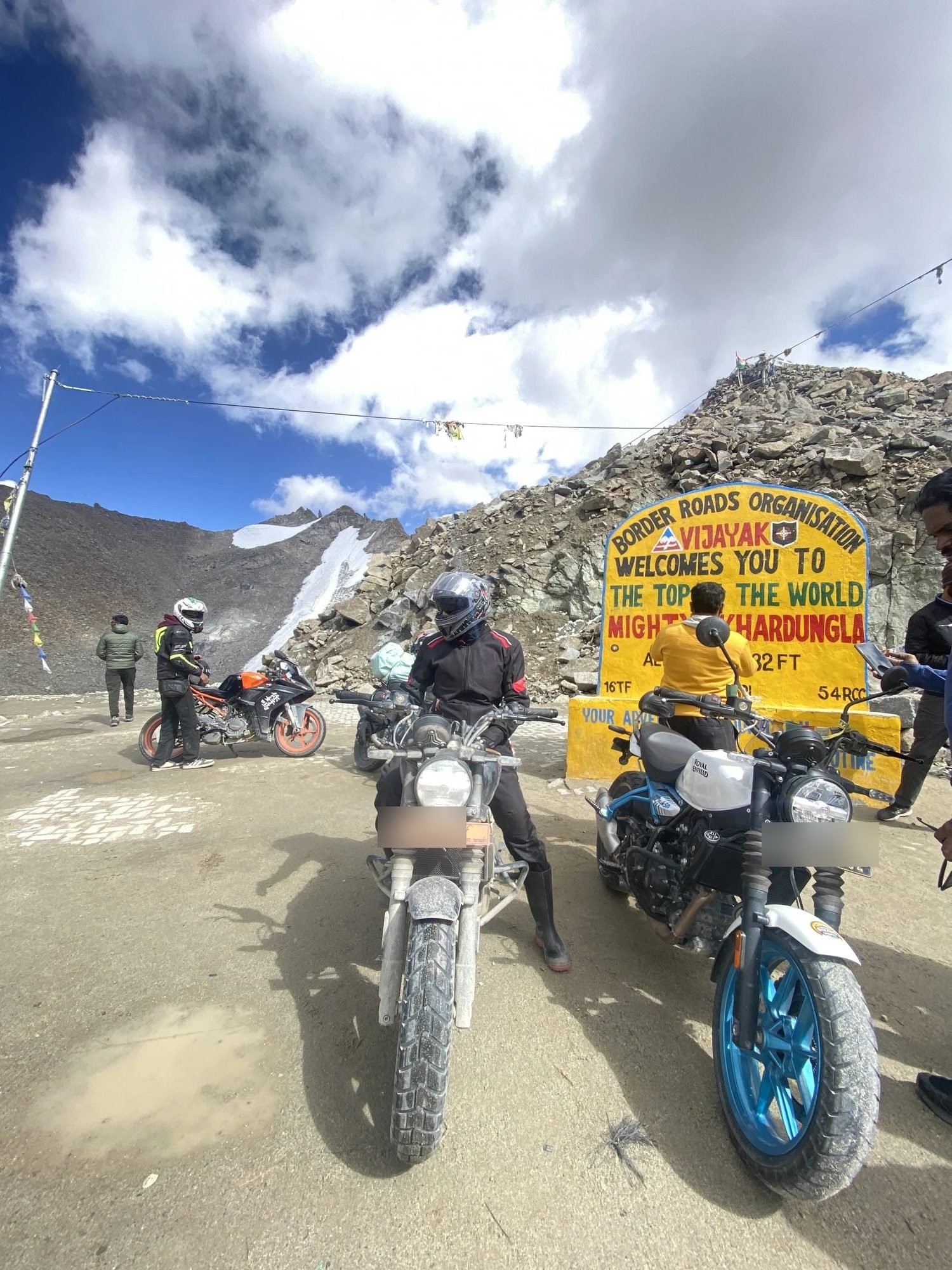 The whole gang at Khardung La · 17,982 ft